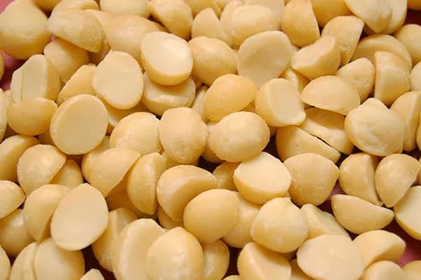 Style 4L select macadamia halves 14-16mm ideal for baking and coating applications